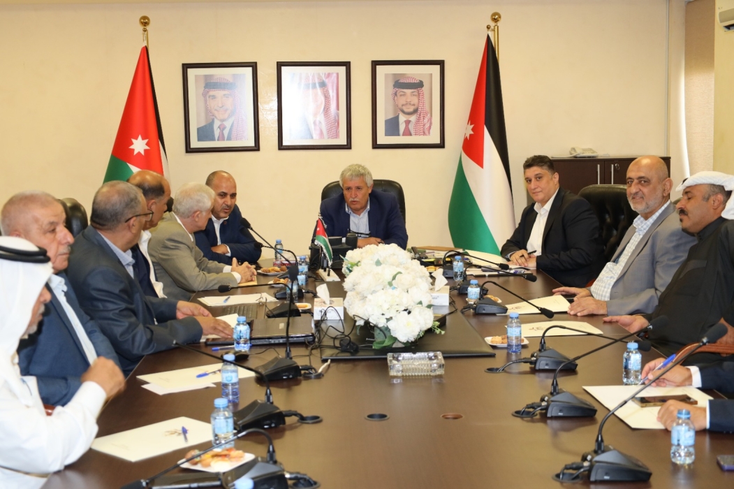 وزير النقل يؤكد دعمه لقطاعات الشاحنات والباصات والنقل السياحي 